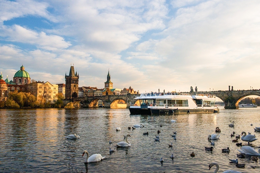 50minutová plavba ekologickou lodí po Vltavě