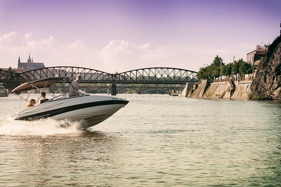 Až 2hodinová plavba luxusním motorovým člunem v Praze